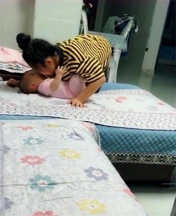 自从有了弟弟妈妈的宠爱,自从家里多了个小天使全家都欢喜