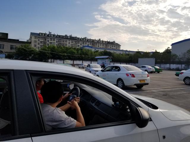 老师？教练？心理辅导员？都是！驾校的教练现在是全能……