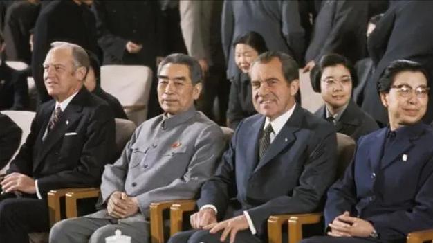 1972年，尼克松不满意毛主席送的4两茶叶，周总理如何轻松化解？