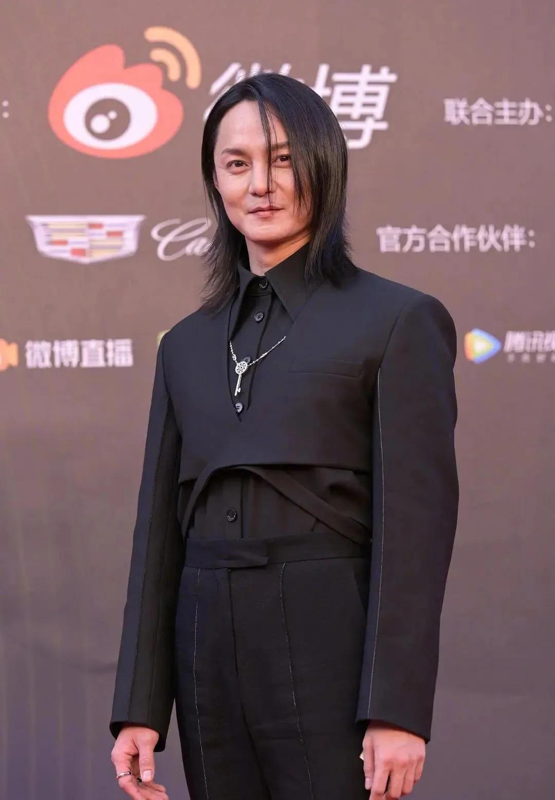 还这么年轻，这神颜小花神颜小生怎么越长越残了…