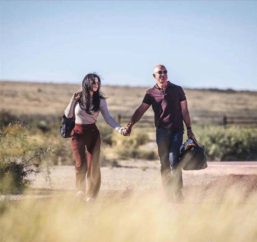 贝佐斯女友当街亲他一脸口红，浑身巨钻，富婆气息，转正的节奏？