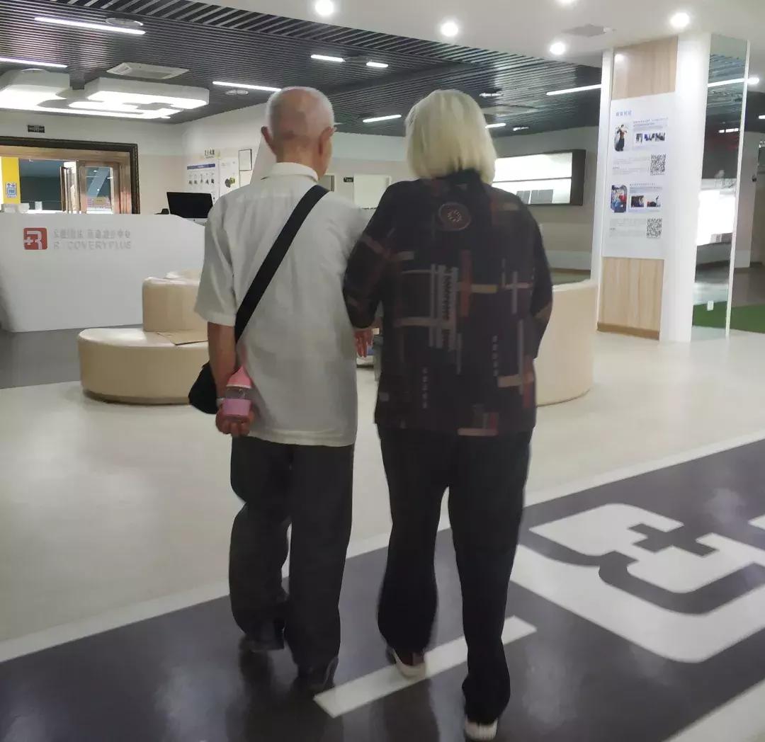 80岁老太太驼背90度能手术吗,老年人驼背有什么好的治疗方法