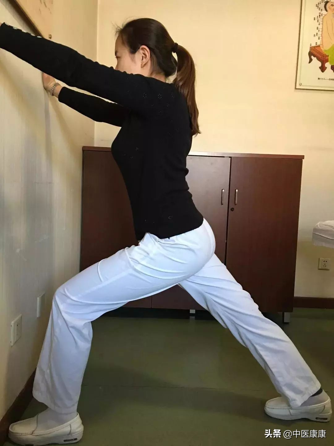 推荐几种缓解常见足跟痛的小方法,足跟痛穿什么样的鞋可以缓解