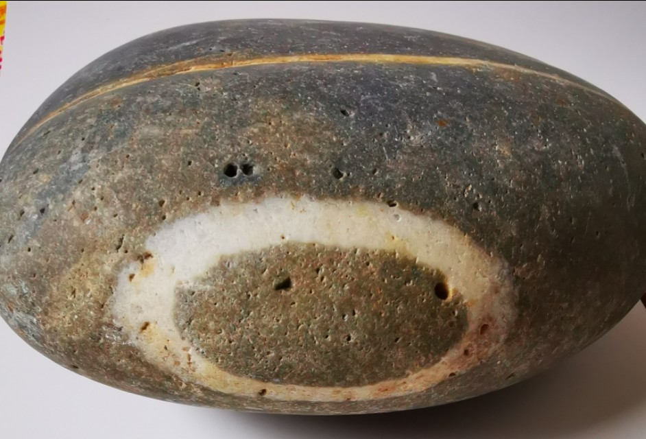 反解“嫌白石无孔，笑绿竹空虚”