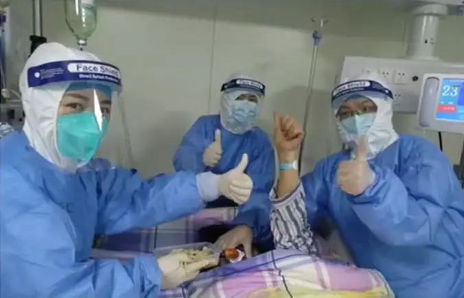 疫情面前，如果你熬不下去了，请看看他们…