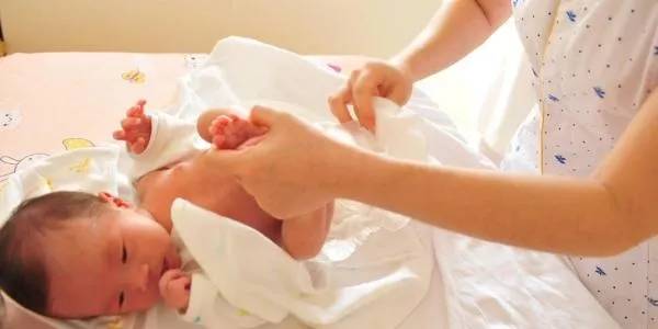 频繁给宝宝洗屁屁,宝宝私护可以用盐水清洗吗