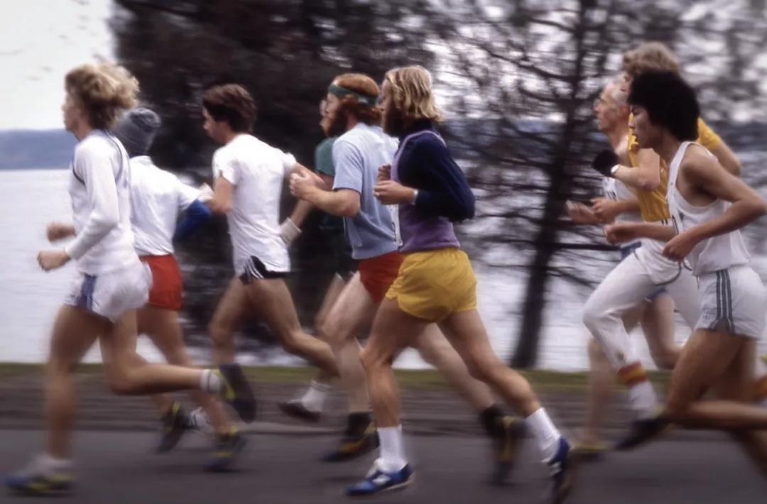 灰色运动鞋新百伦搭配,新百伦574灰色与元祖灰差别