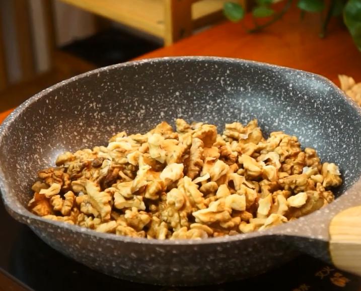 自制红枣核桃糕比阿胶糕还好吃,红枣山药核桃八珍糕