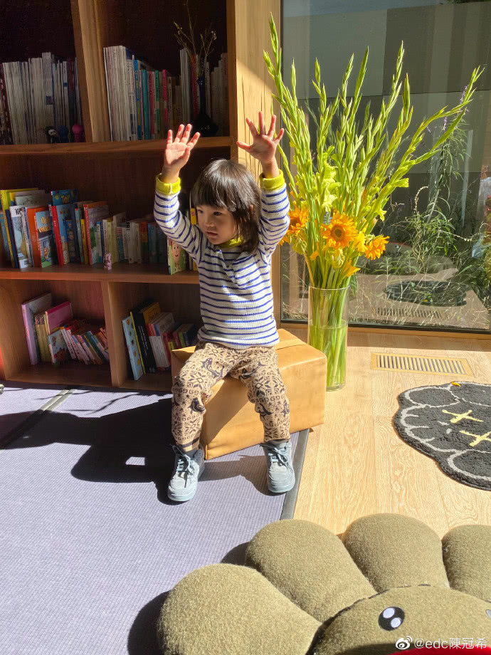 陈冠希晒3岁半alaia照片,陈冠希带女儿alaia看电影晒照