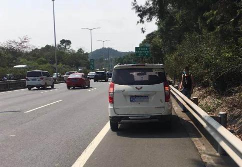 高速上撞到障碍物我应该找谁赔,高速上前方突然有障碍物