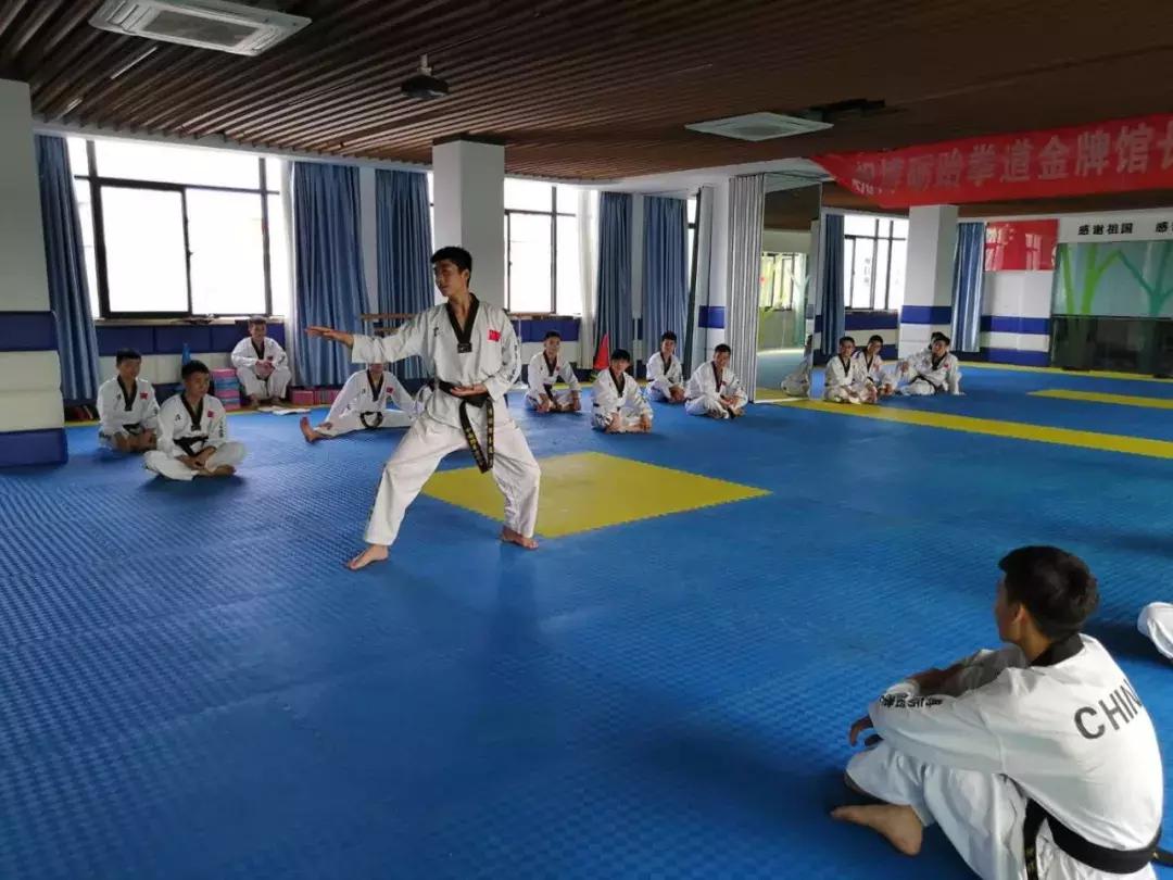 花式压腿训练,老师压腿训练