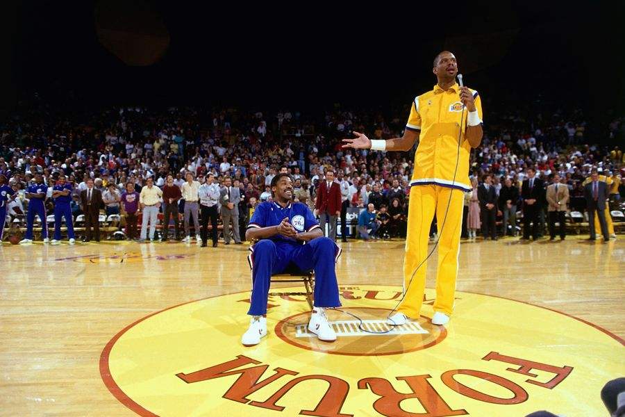 30年从按扣大LOGO变成拉链帽衫NBA出场服老的更霸气新的更舒适