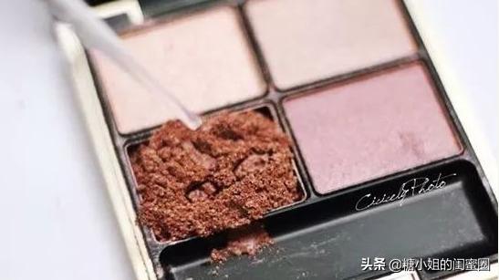 男朋友打翻眼影,把女朋友眼影弄碎了该怎么办