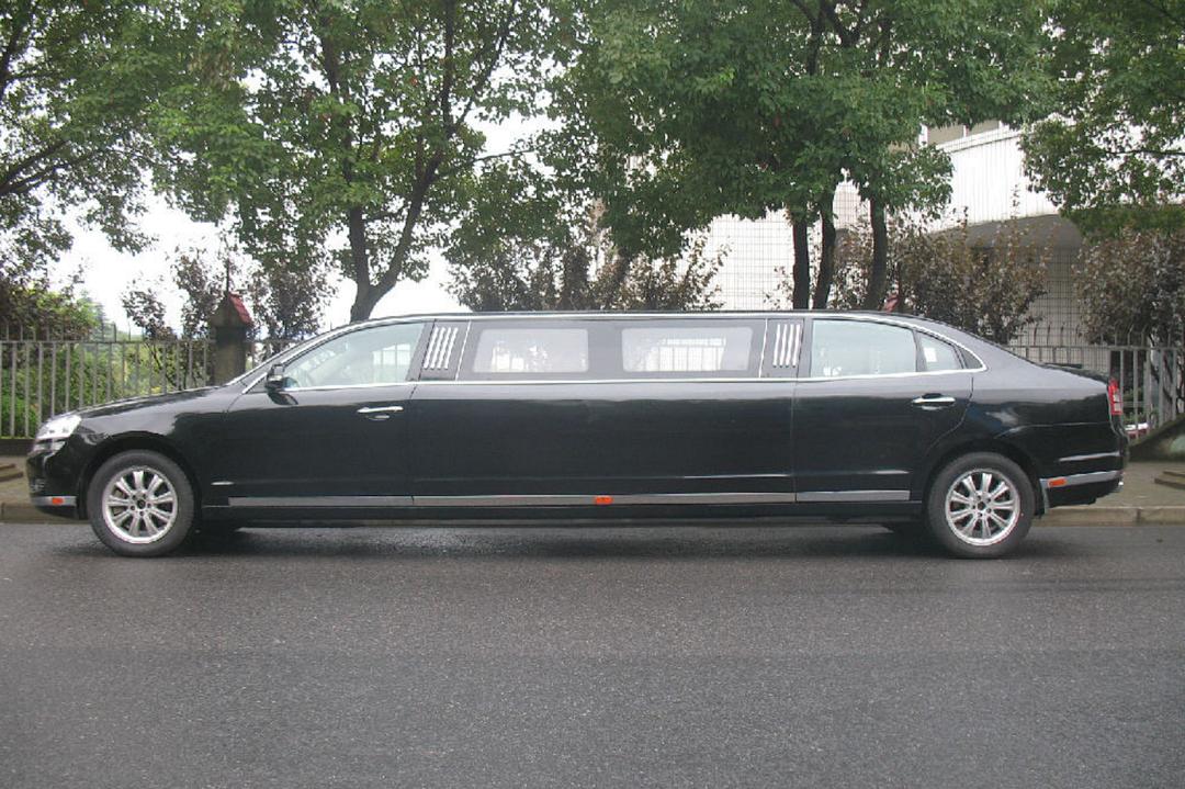 车标像宾利的车翅膀中间一串字母,车标带翅膀很像凯迪拉克