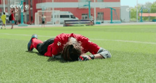 超燃!*疆新**少女的足球梦被拍成纪录片,登上央视