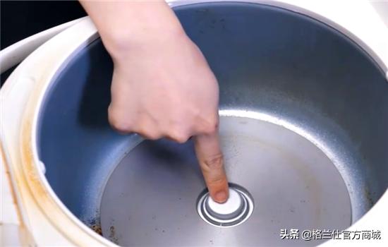 电饭煲这些“卫生死角”很容易被人忽视，结果越用越费电