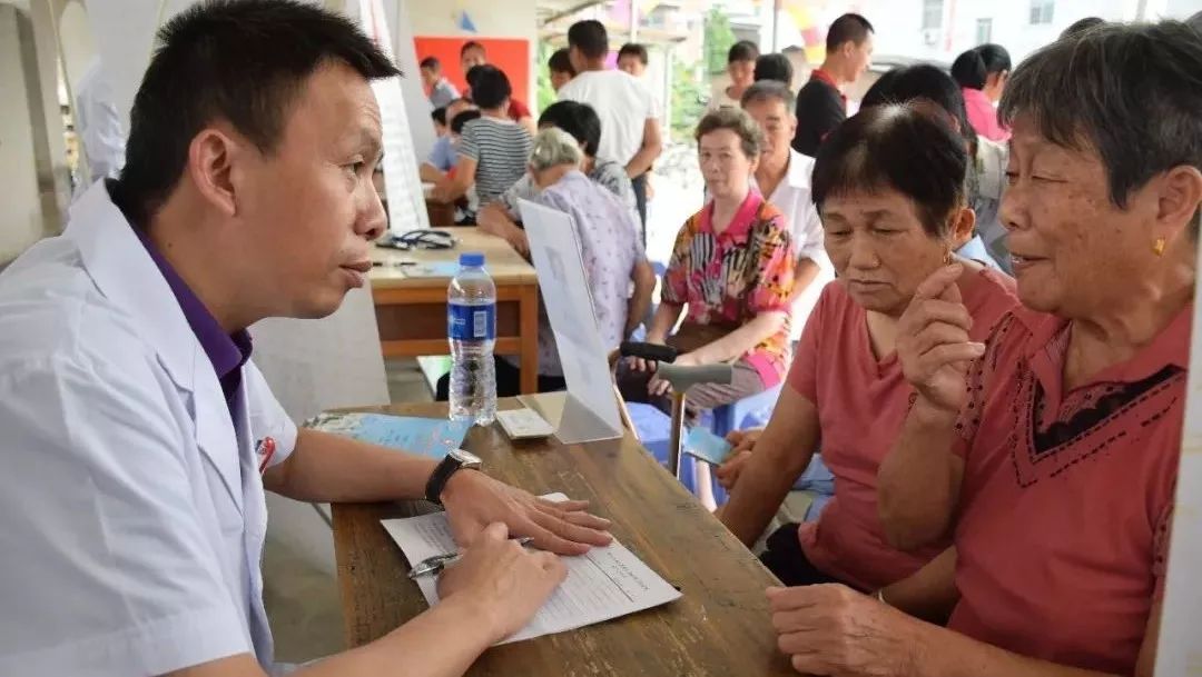 义诊下乡扶贫暖人心,义诊暖人心健康在身边