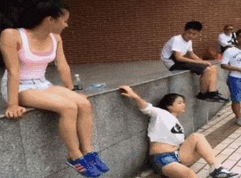 搞笑gif图妹子你这智商真是堪忧啊,妹子超搞笑gif