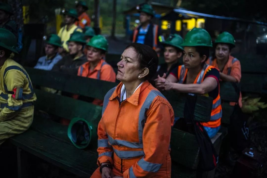 月薪2500，记录哥伦比亚祖母绿矿区女矿工的艰辛生活