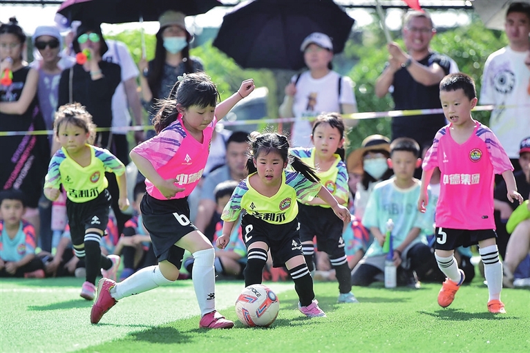 脖子扭扭屁股扭扭大家一起踢场球山西幼儿足球联盟杯嘉年华揭幕
