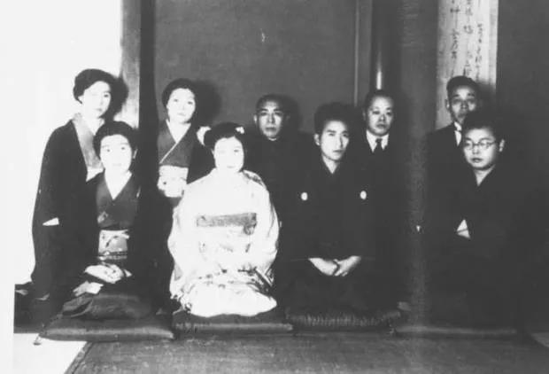 “生而为人，我很抱歉”，太宰治的一生，乃至今日，仍颇受争议