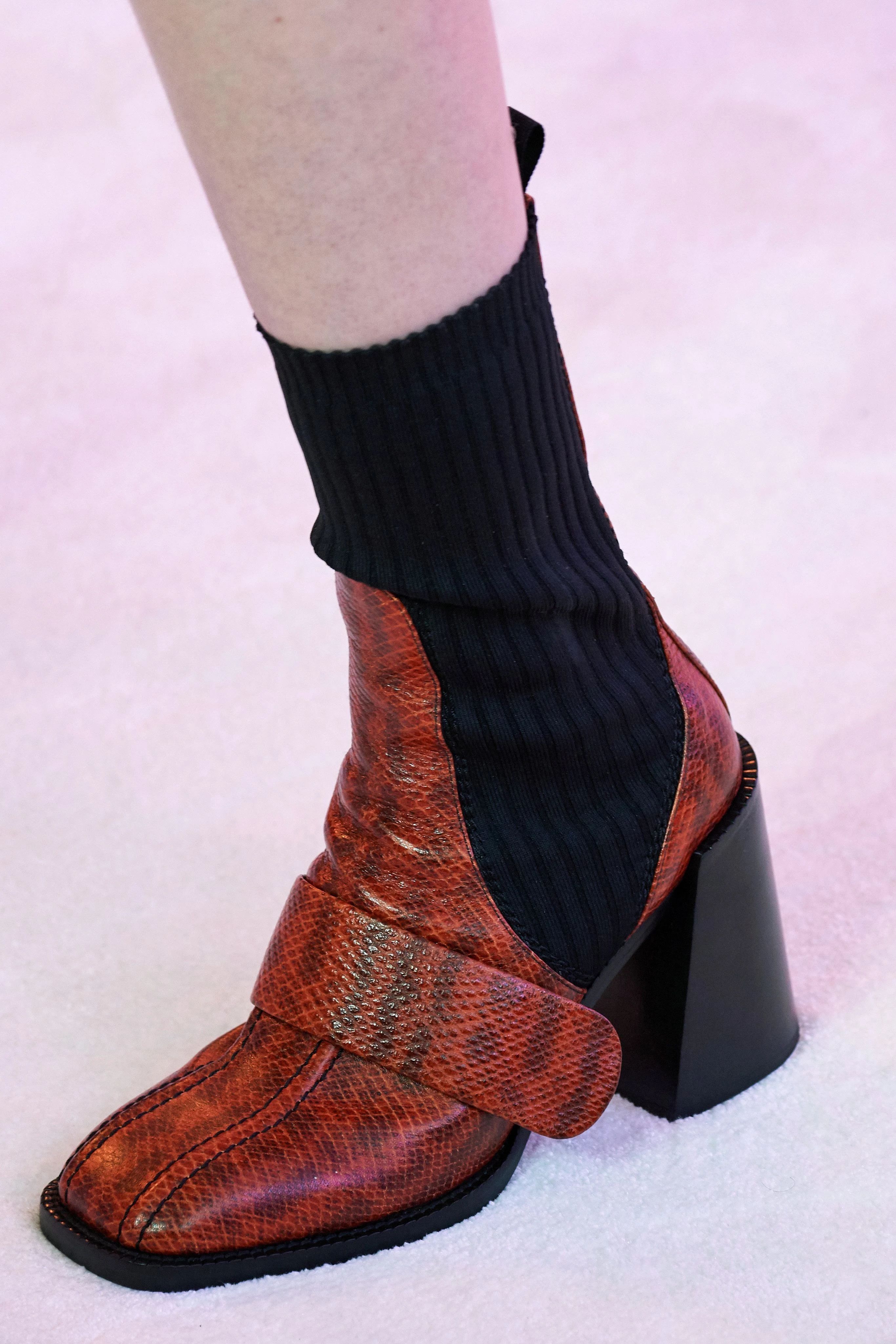 看见今年秋冬必入的第一双靴子，我方了……