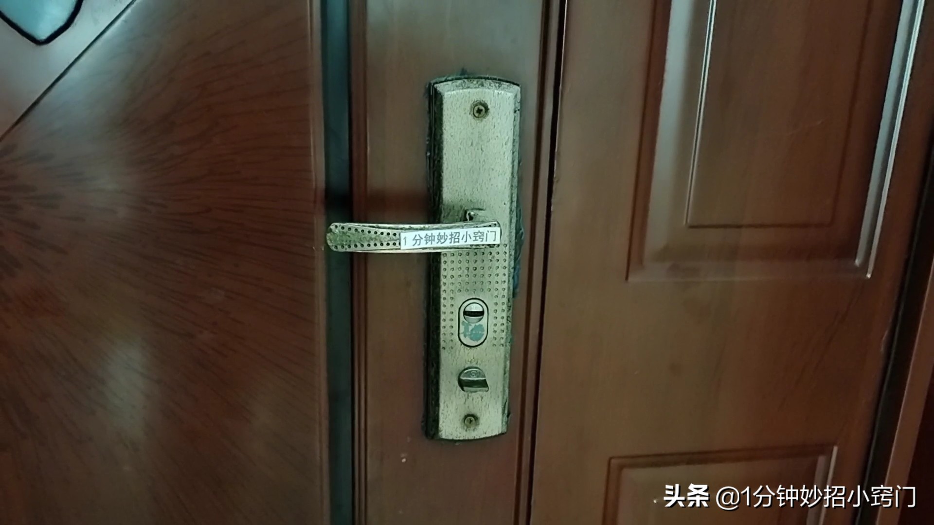 卫生间门被反锁了怎么用纸片打开,卫生间门被反锁如何开