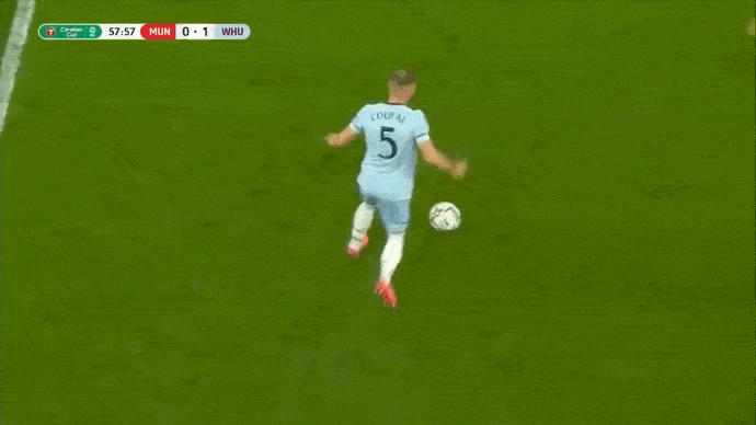 罕见！曼联大将用膝顶对手裆部裁判无视！英媒怒斥