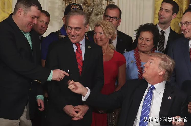 美国总统为啥要放10支钢笔,美国总统签字用多少笔