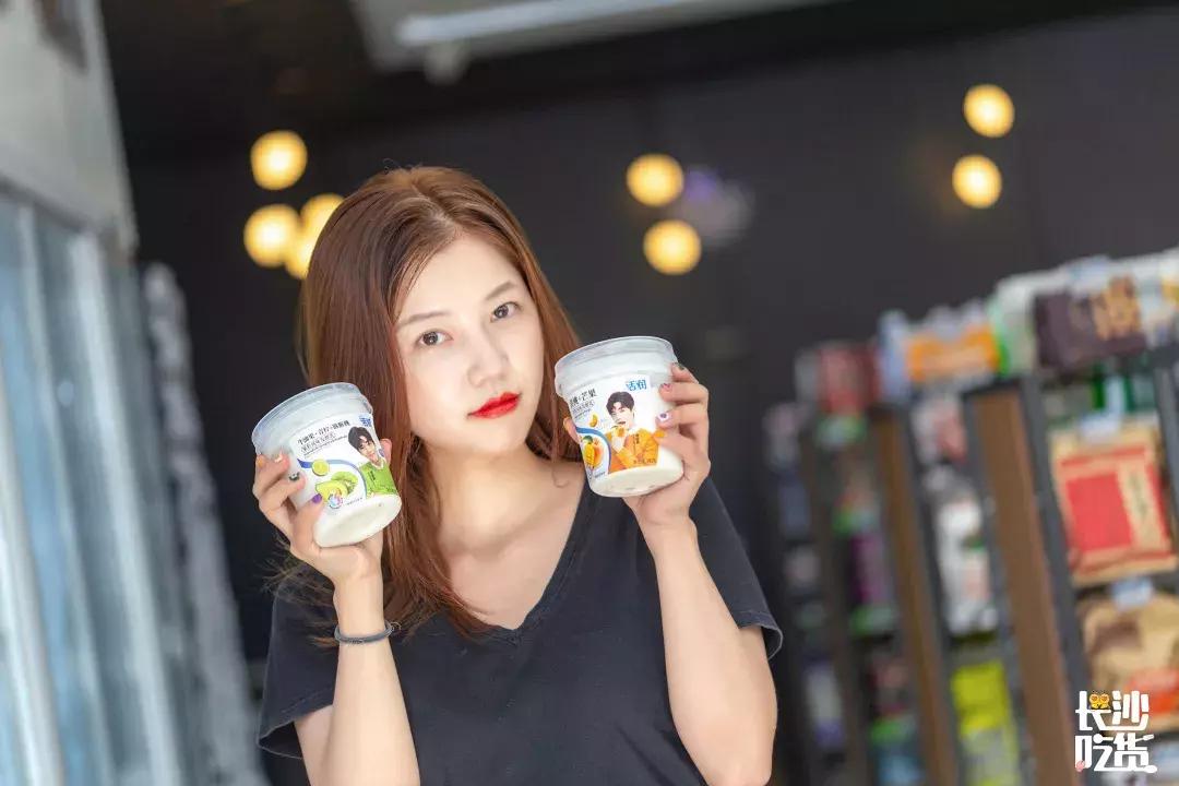 OMG！新佳宜便利店12周年庆全场第二件半价，场面即将失控