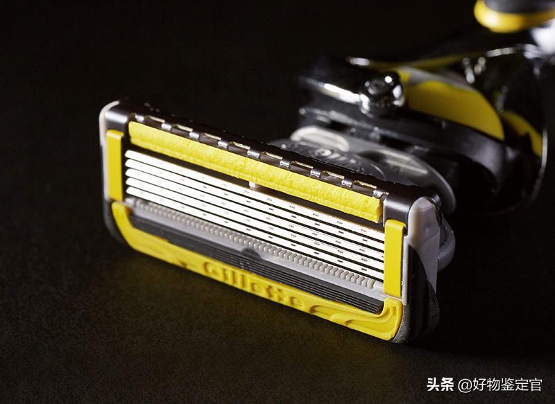 致护尊享实测:春日焕颜剃验,润剃须刀舒适速剃胡茬