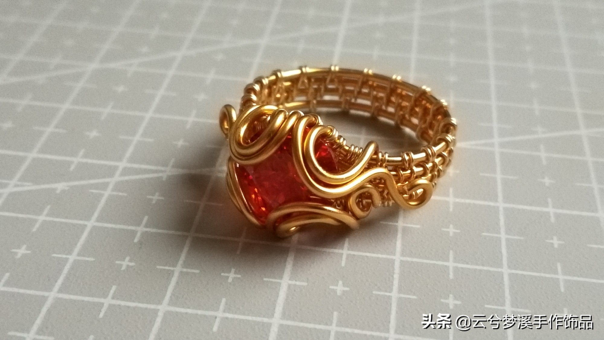 戒指最简单的绕线方法,一根扭扭棒蓝宝石戒指教程