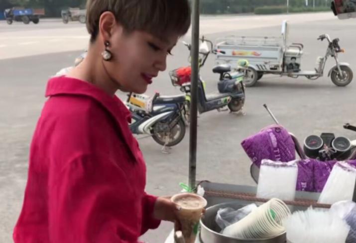 直播90后老板娘,8090后小卖铺老板娘