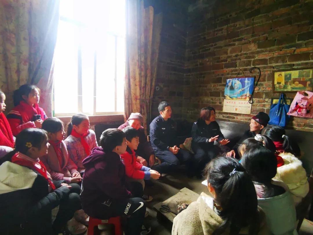 致敬奉献在一线的警务人员,致敬在偏远山区支教工作者