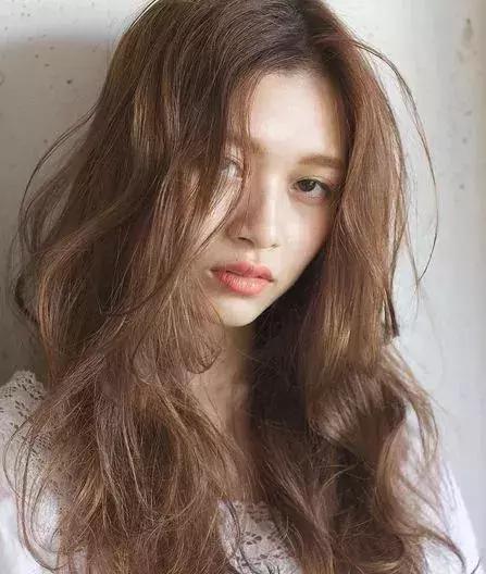 今年最火的10种显白发色谁染谁美,今年最火的3种显白发色