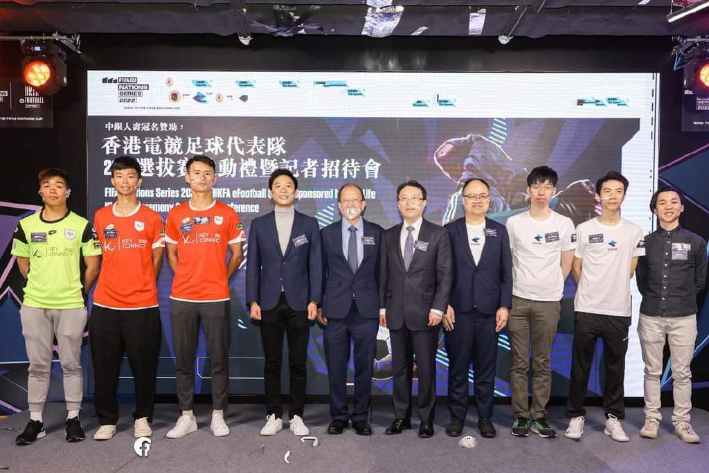 郭晶晶小叔子出席活动，穿蓝西装搭配小白鞋，被网友吐槽颜色不搭