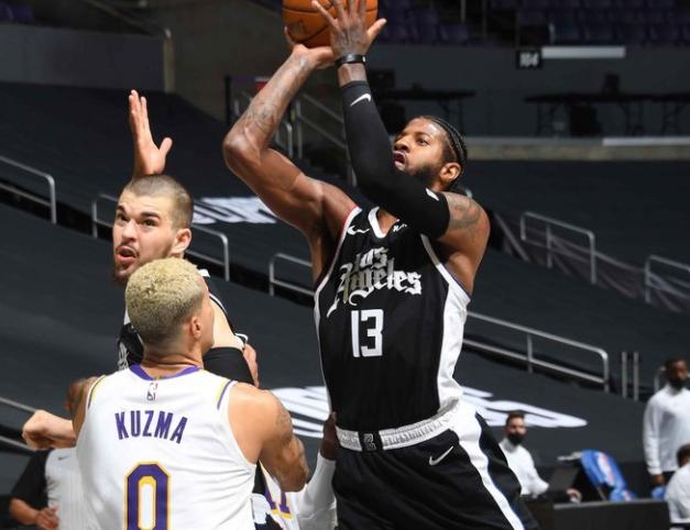 裁判偏袒湖人引争议,库兹马施罗德湖人