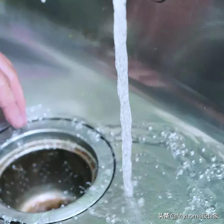 厨房水槽上水管漏水如何维修,厨房水槽下水管堵了怎么办