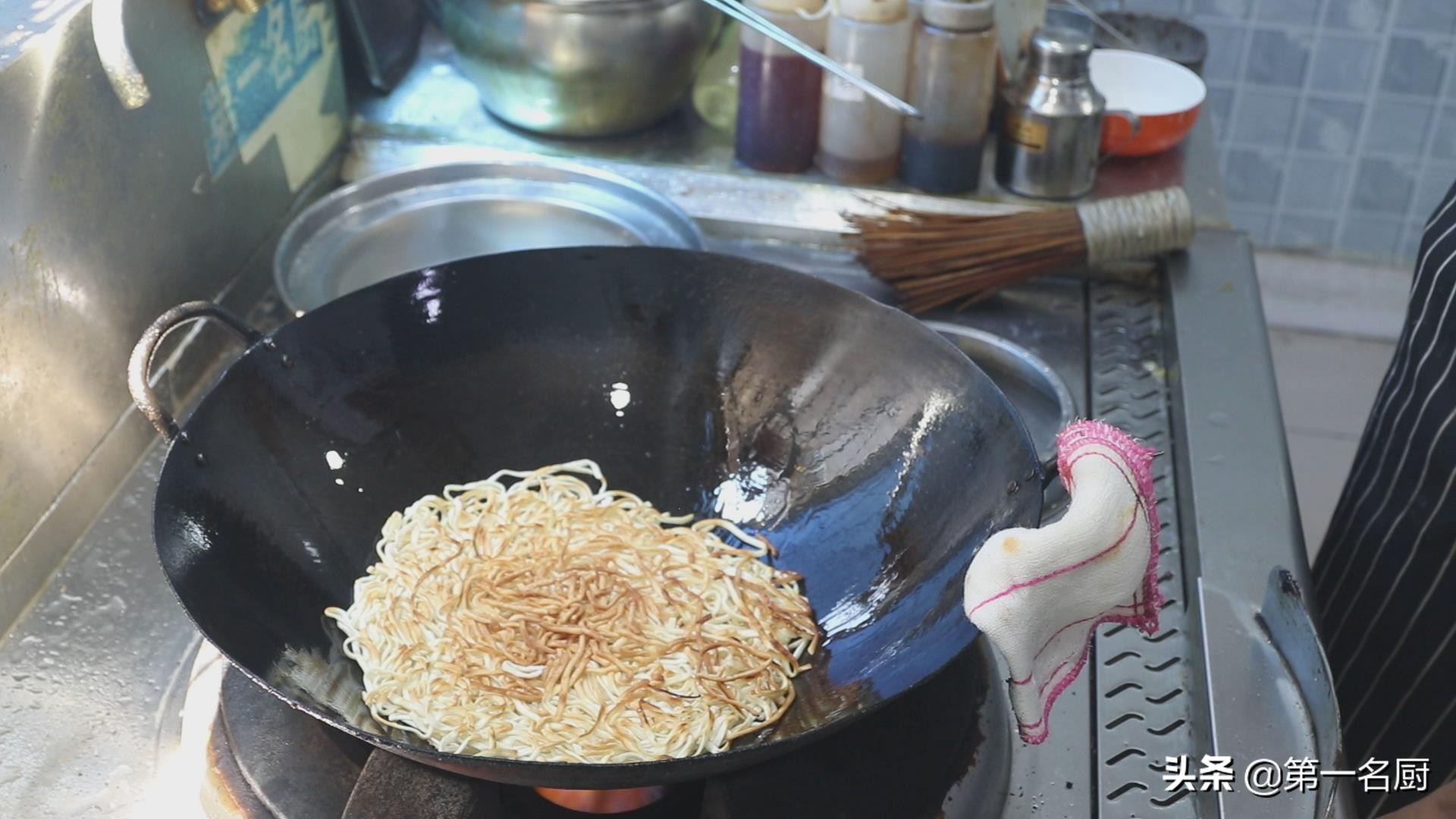 生面条直接放菜上蒸面条家常做法,生面条的炒法视频大全