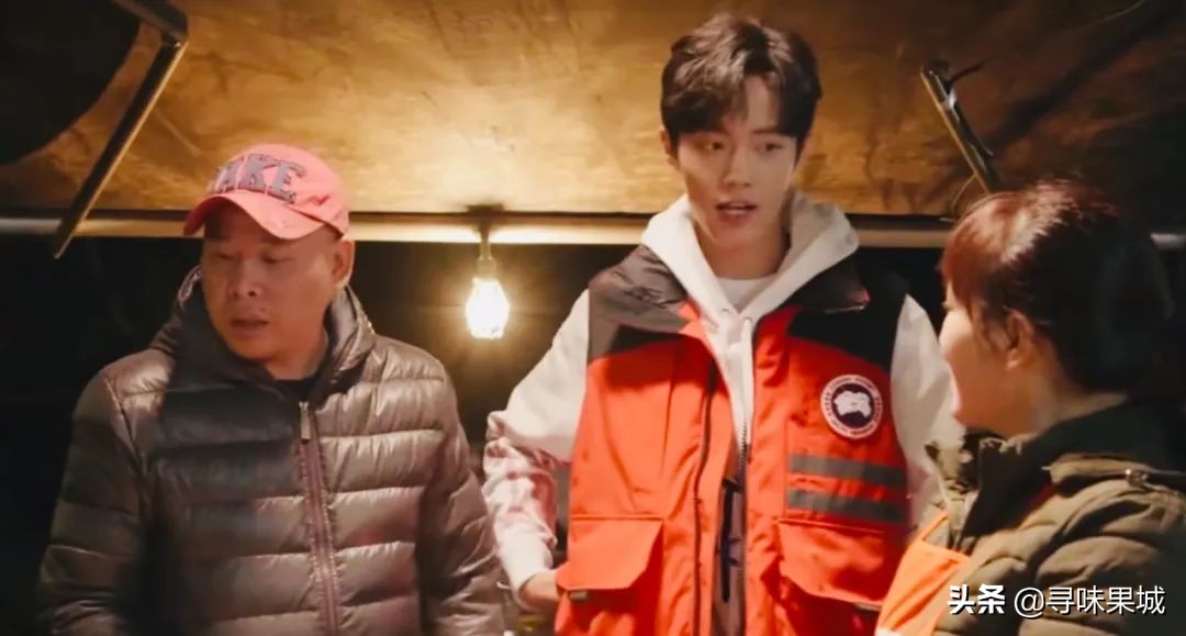 肖战重庆板凳面,肖战现身重庆一面馆吃豌杂面