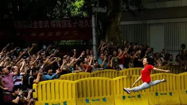 “一字马”女孩罗子欣“又跳了”，这一次：从健美操跳到中国美院