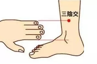 小腿后跟干裂起鱼鳞是什么原因,脚后跟像鱼鳞一样一层层干裂图