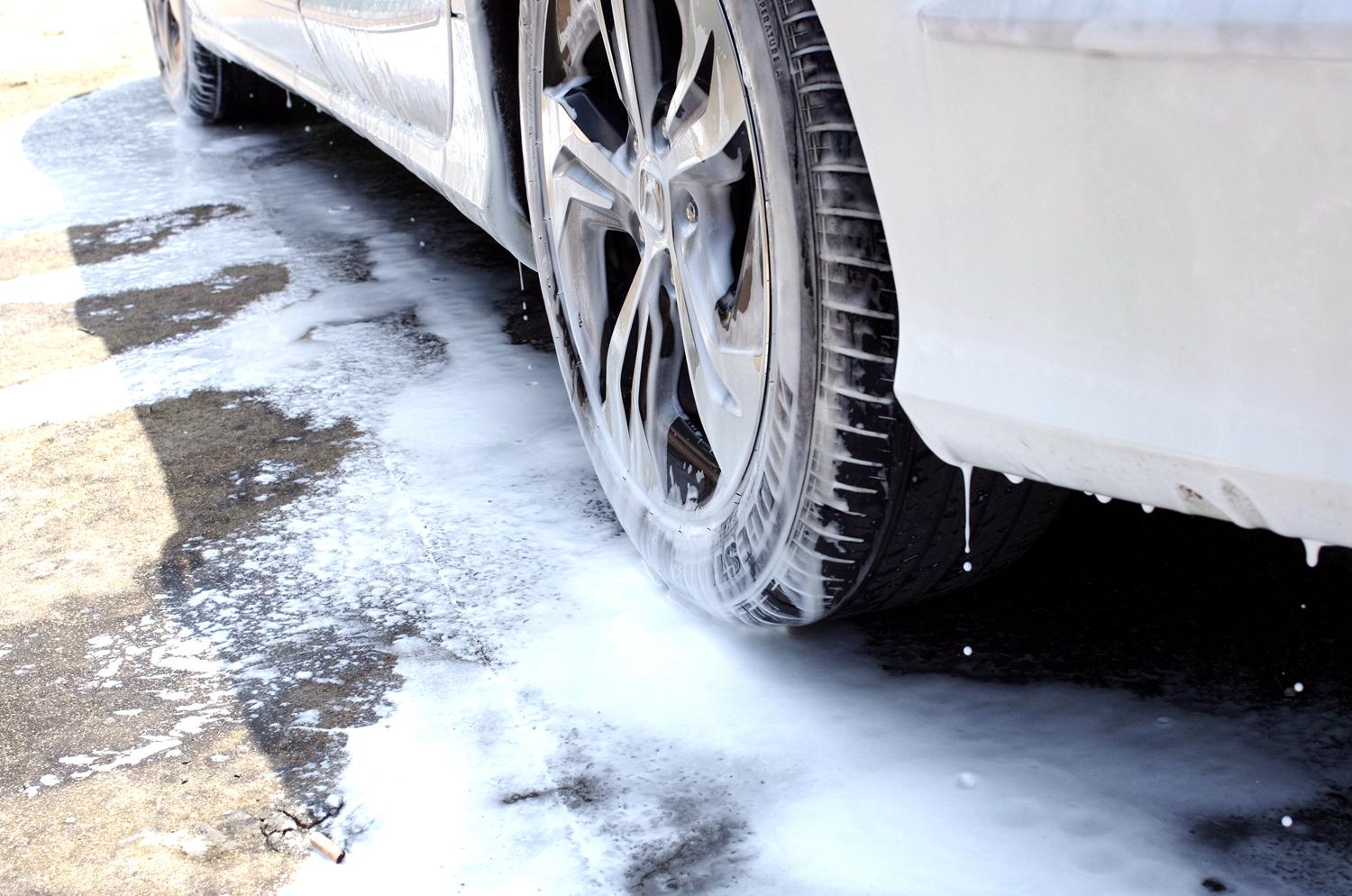 汽车布座椅有污渍怎么清洗,白色汽车上有黑色污渍怎么清洗