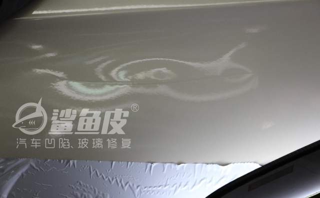 车门棱角凸陷如何无痕修复,别克车门深凹痕无痕修复案例
