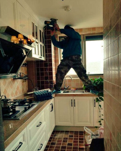 石膏板吊顶品种生态木,吊顶真的过时了这样做省钱又好看