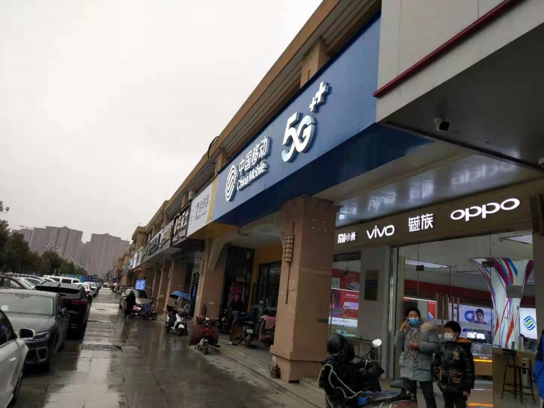 一路之隔繁华程度不一样,一路之隔和万人空巷的区别