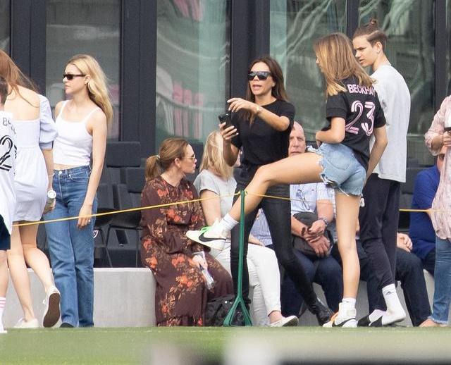 贝嫂和小贝当街亲吻甜腻了！大小准儿媳同框比拼，二儿子女友太美