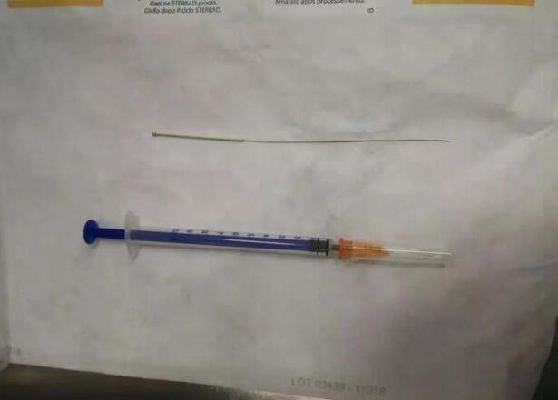 小男孩好奇心太重，把缝衣针插入尿道，孩子人身安全父母要重视