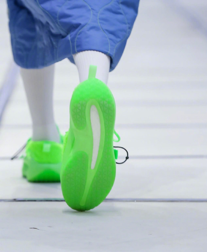 时装周新品拖鞋太帅了!外形惊喜,中底全掌䨻,这是李宁永远的神