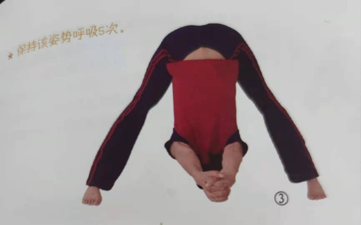 别让驼背拉低颜值，瑜伽动作改善驼背